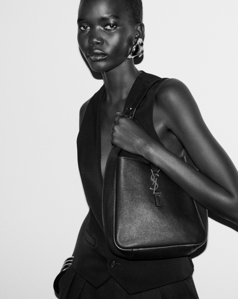 SAINT LAURENT LE 5 À 7 SUPPLE SMALL IN GRAINED LEATHER outlook