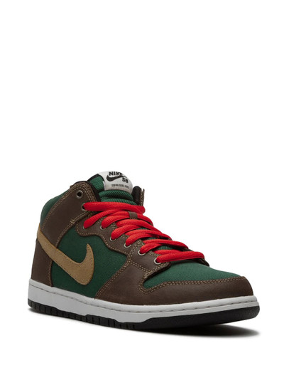 Nike Dunk Mid SB sneakers outlook