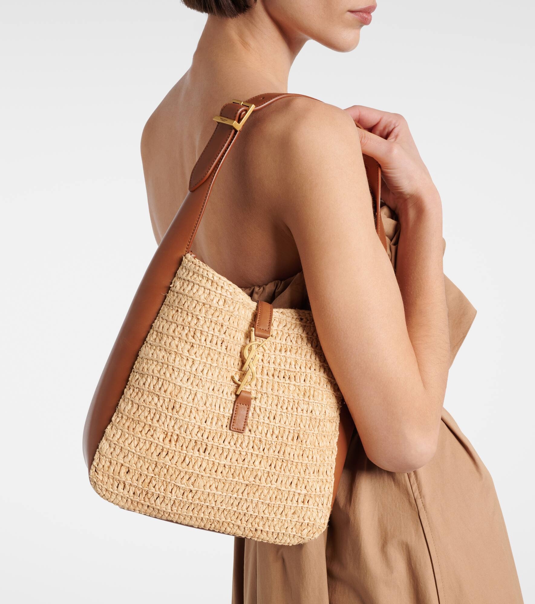 Le 5 à 7 leather-trimmed raffia shoulder bag - 2