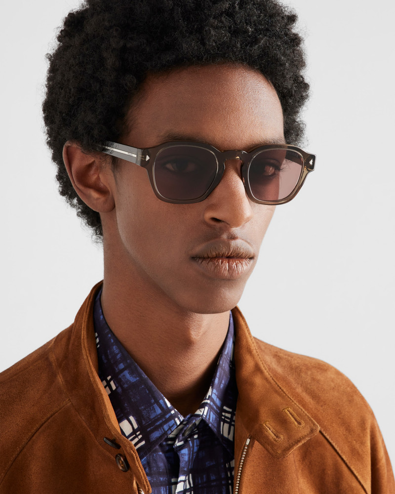 Sunglasses with the iconic metal plaque 6