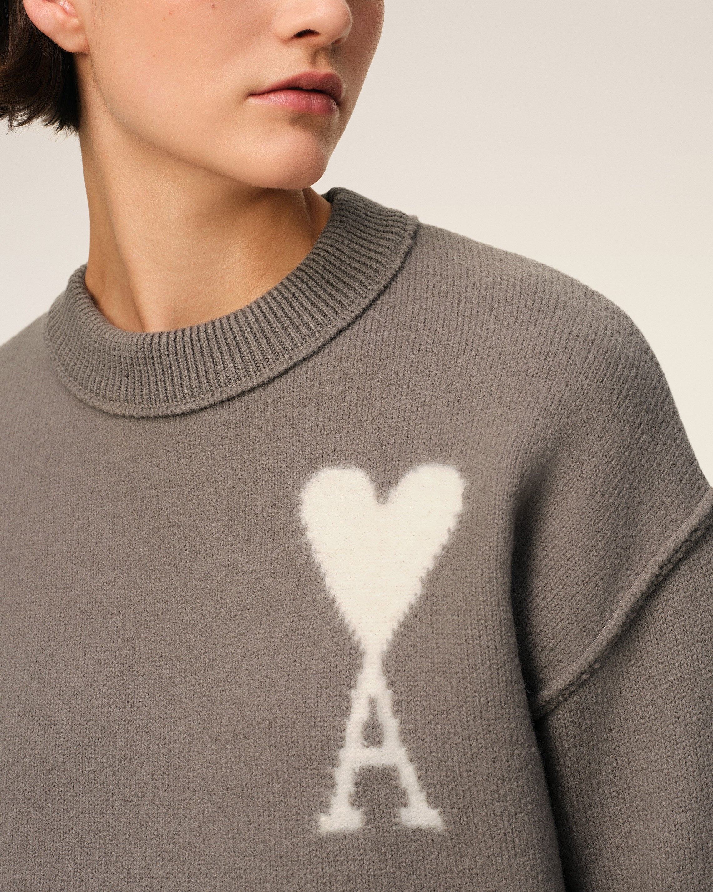 ★★AMI PARIS★★ Choker Knit Cream HKS011017150 HKS01101715 AMI Paris OFF WHITE ADC SWEATER Beige | BSTN Store