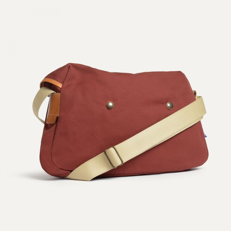 LÉON MESSENGER BAG - CARDINAL RED 3