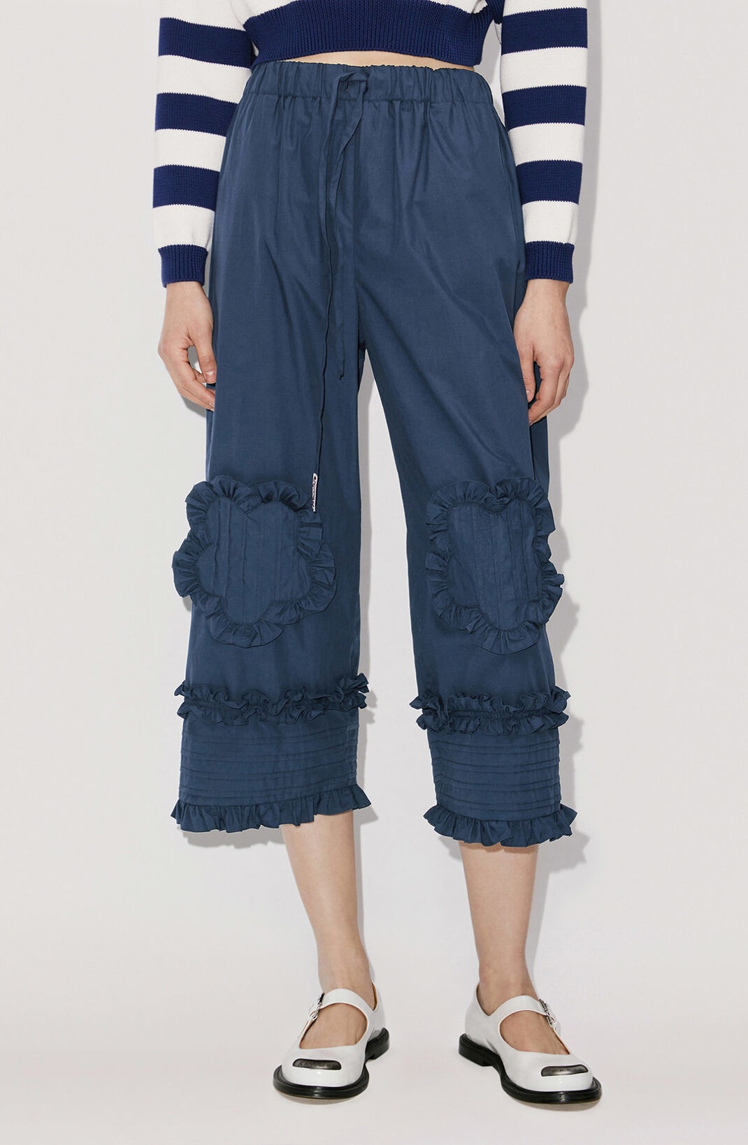 Cropped trousers with ruffles - 4