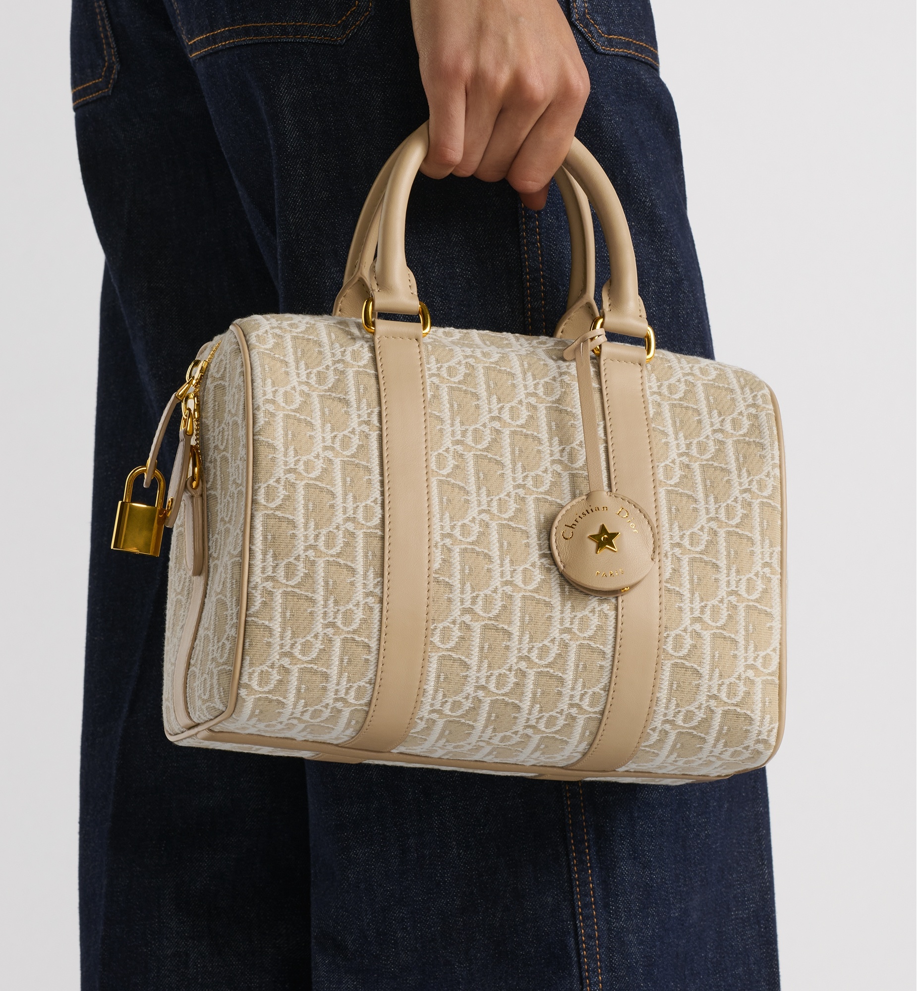 【可愛い♪】Dior Groove 25 バッグ Dior Groove 25 Bag Dusty Ivory Macrocannage Calfskin | DIOR
