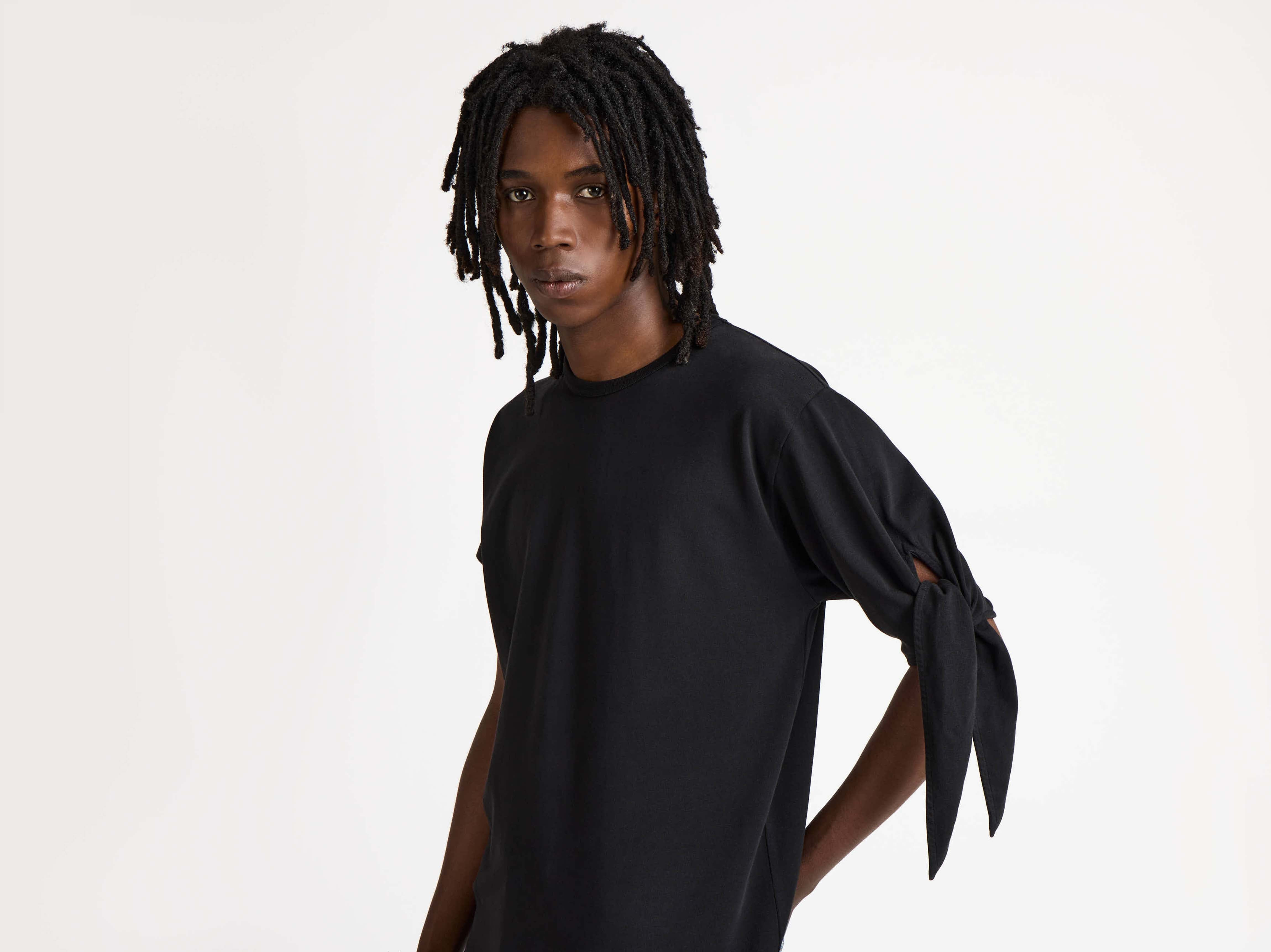 KNOTTED SLEEVE T-SHIRT IN BLACK - 4
