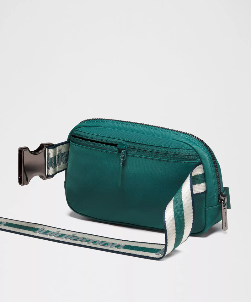 Everywhere Belt Bag 1L *Striped Wordmark 4