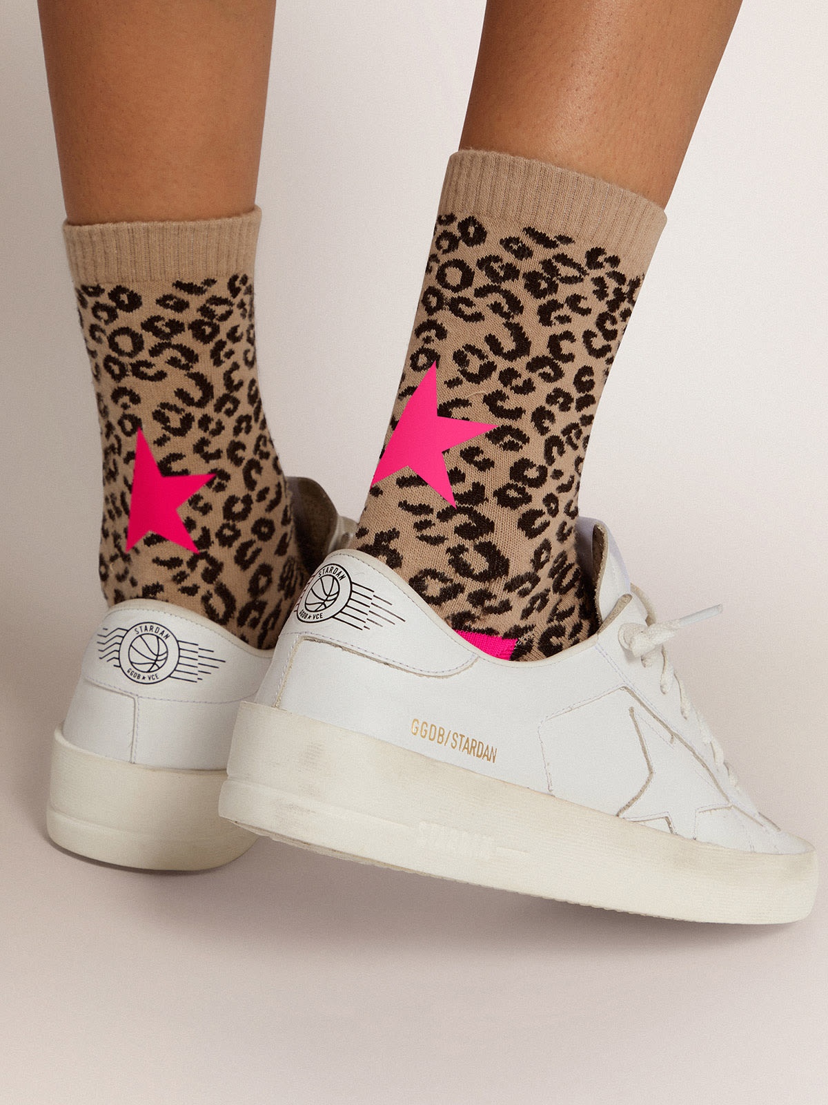Animal-print socks with sand-colored base and fuchsia details - 3