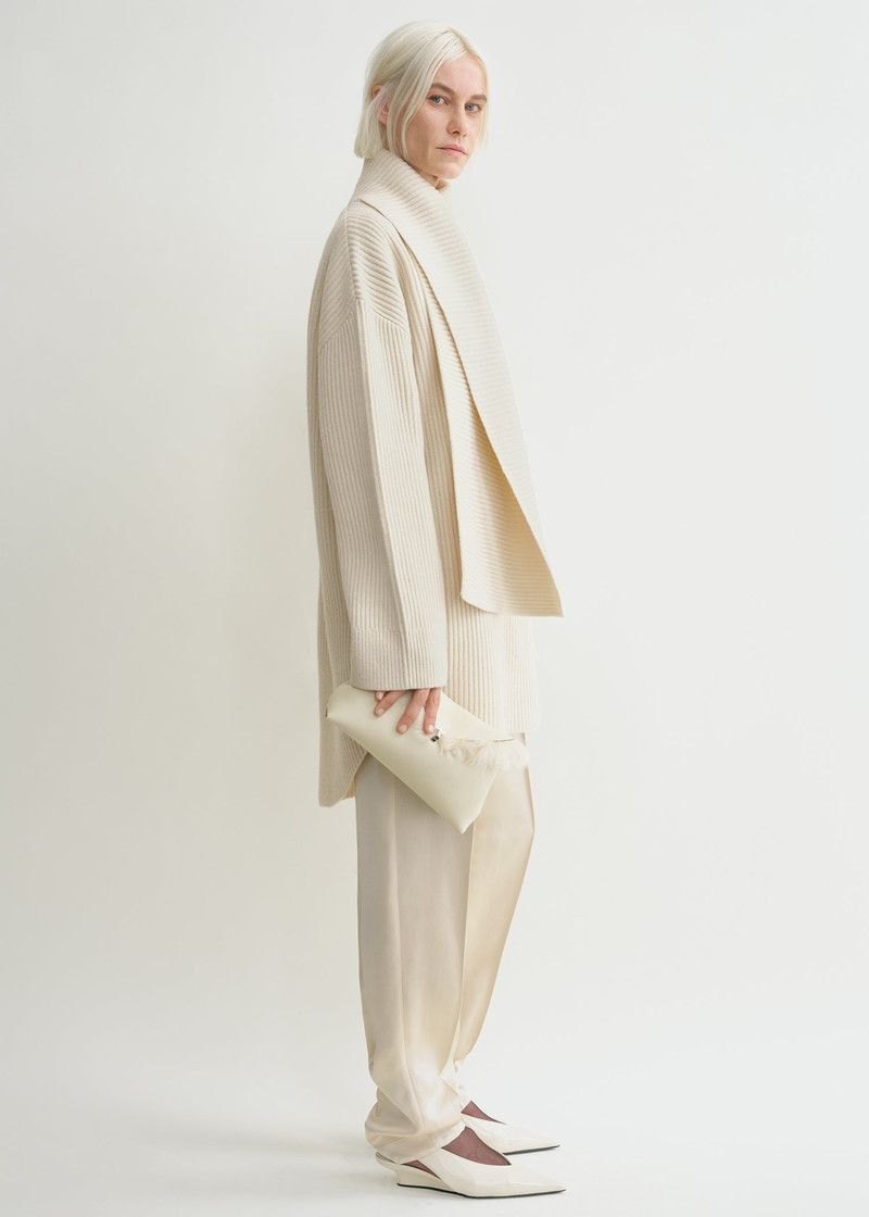 Totême Shearling T-Lock clutch ecru outlook