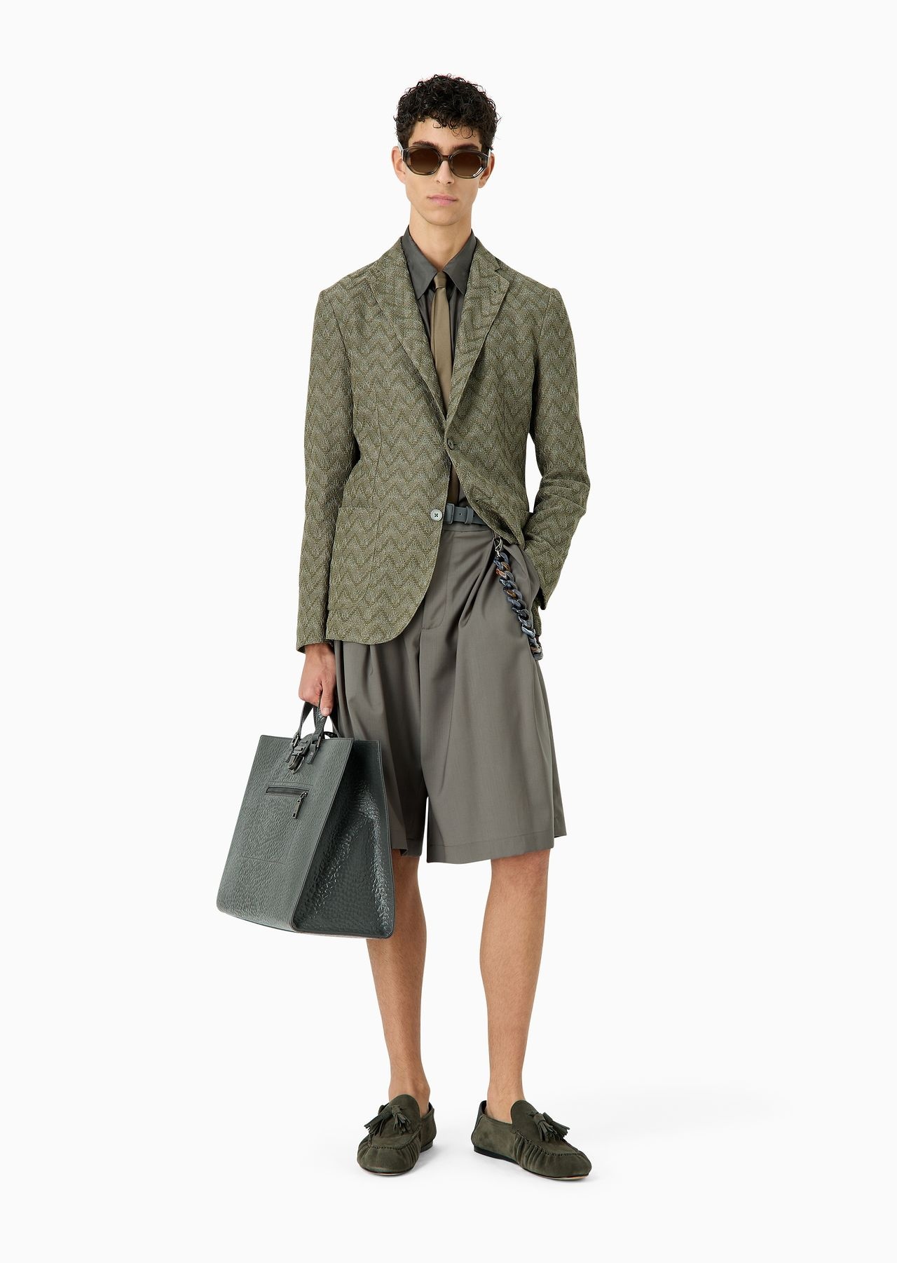 ASV super-light sustainable virgin-wool Bermuda shorts with godet pleats - 4