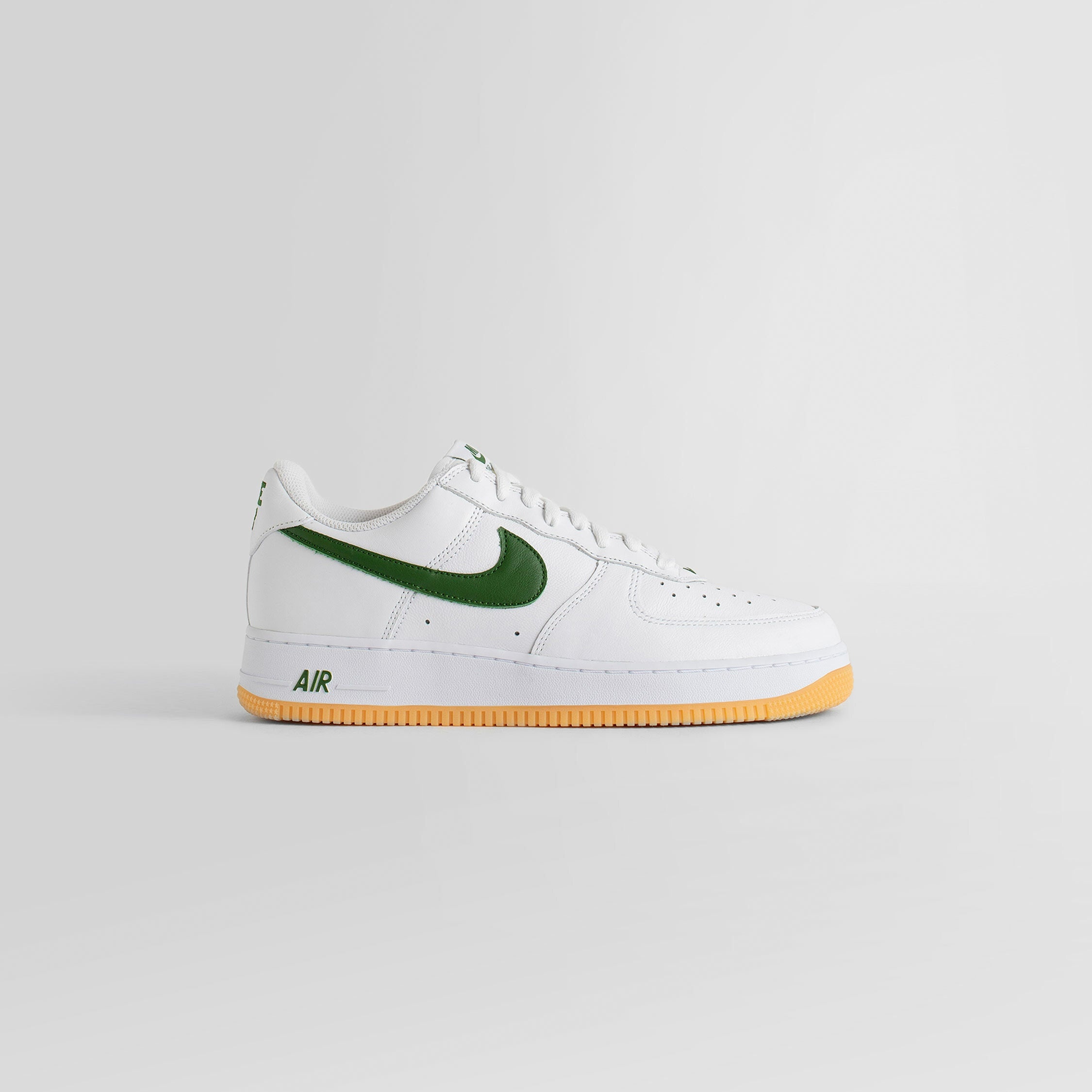 NIKE UNISEX WHITE SNEAKERS - 7