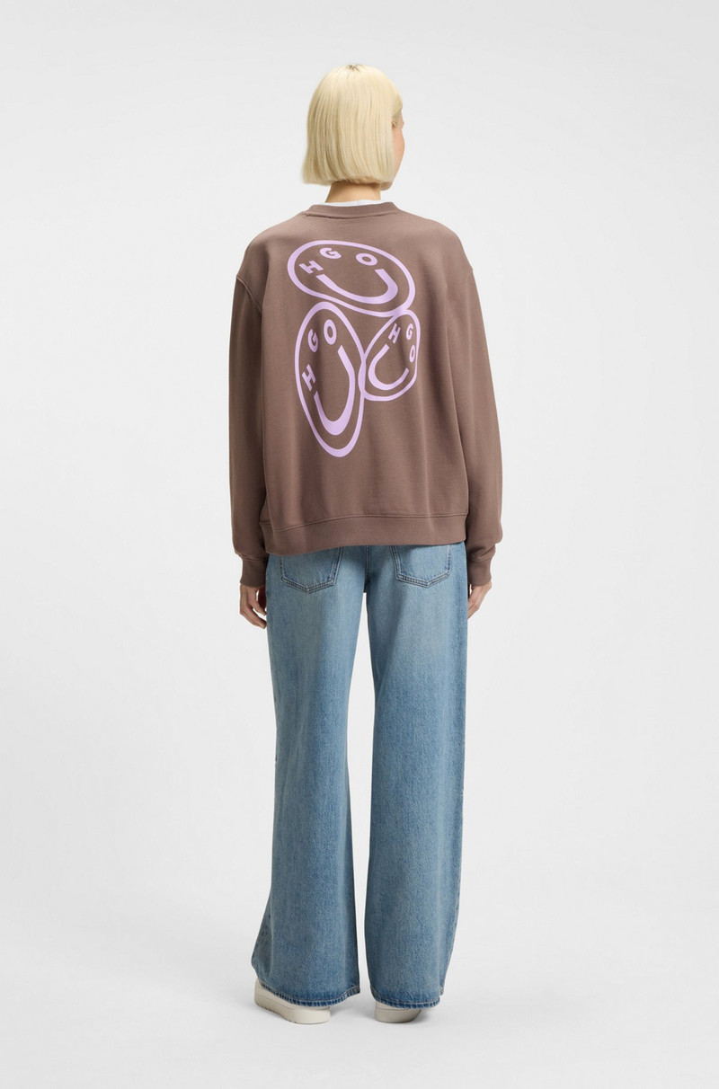 ALL-GENDER SWEATSHIRT WITH HAPPY HUGO ARTWORK 6