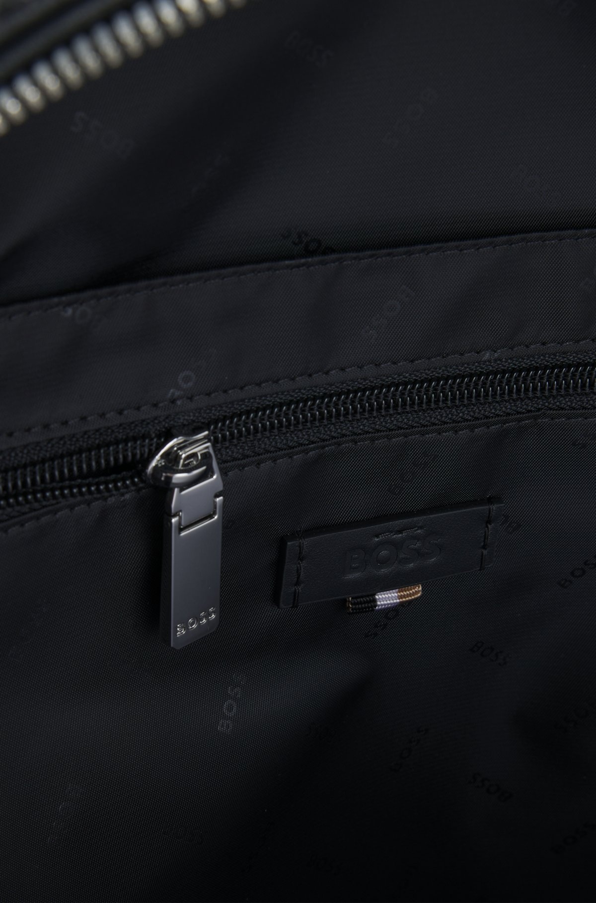 BACKPACK IN GRAINED ITALIAN LEATHER WITH SMART SLEEVE - 4