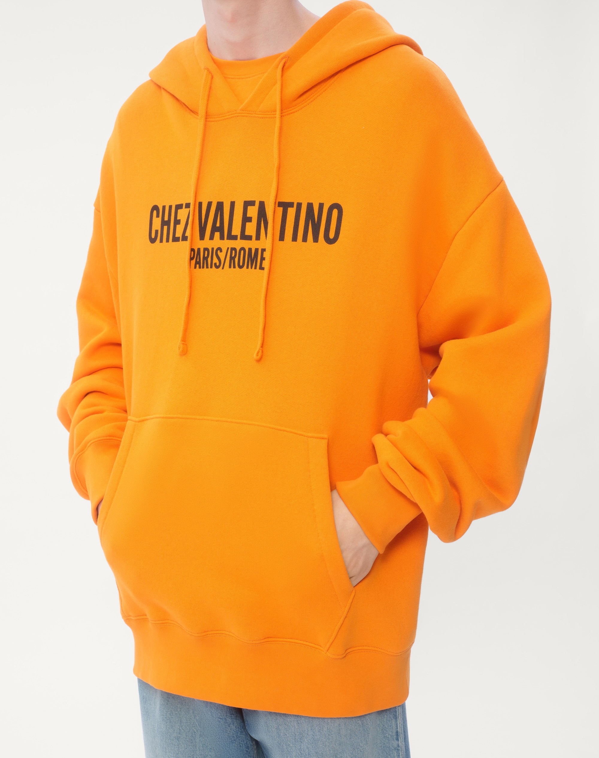 【VALENTINO】COTTON HOODIE WITH CHEZ VALENTINO PRINT Valentino: Black Cotton 'Chez Valentino' Print Hoodie | SSENSE