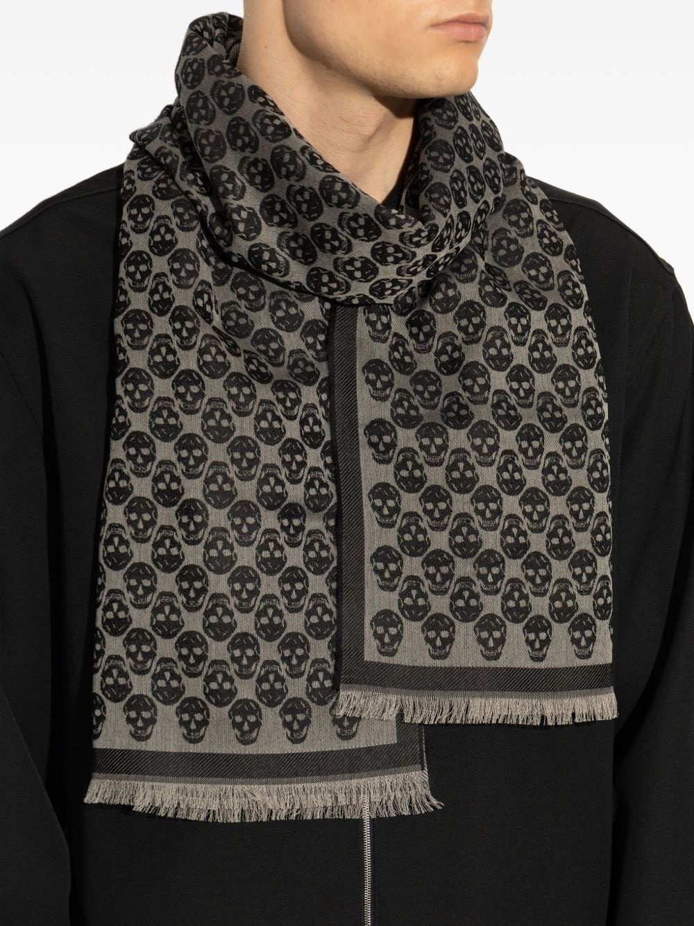 skull-patterned fringed scarf - 4