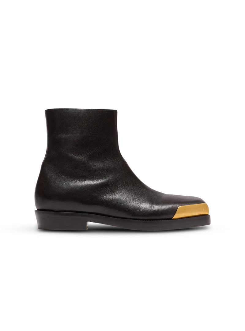 Square-toe boots in textured leather 1