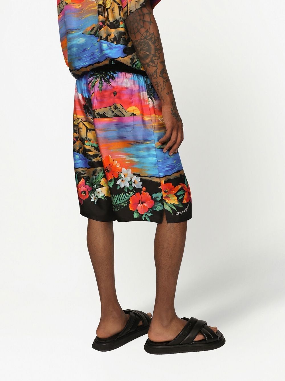graphic-print oversize shorts - 4