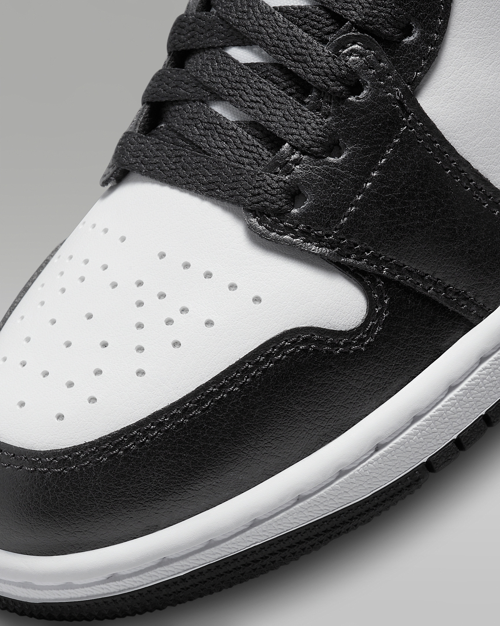 Air Jordan 1 Mid Women's Shoes - 7