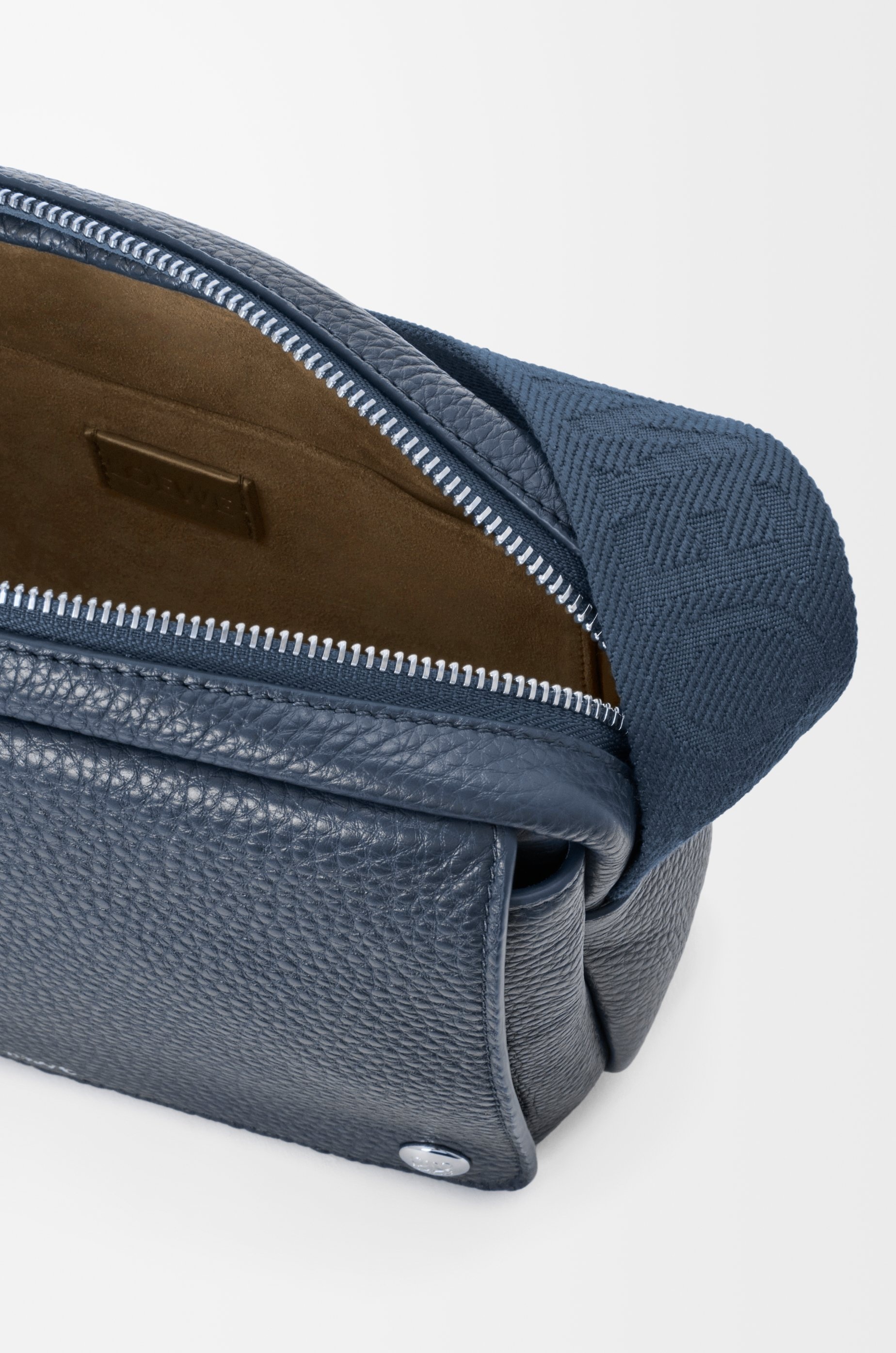 Medium Pebble messenger bag in supple grained calfskin - 3