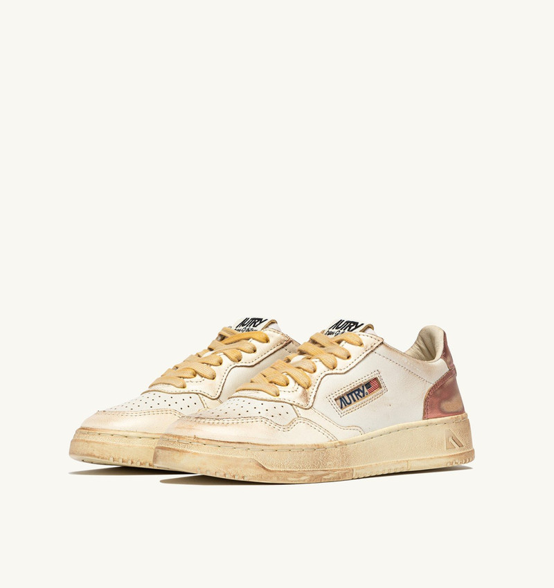 AUTRY MEDALIST LOW SUPER VINTAGE SNEAKERS IN WHITE SALMON AND VANILLA LEATHER outlook