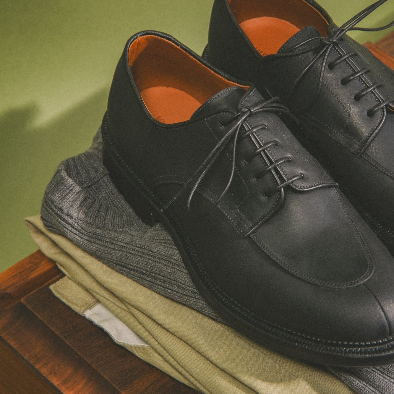 Savoy - Black Waxy Commander - 6