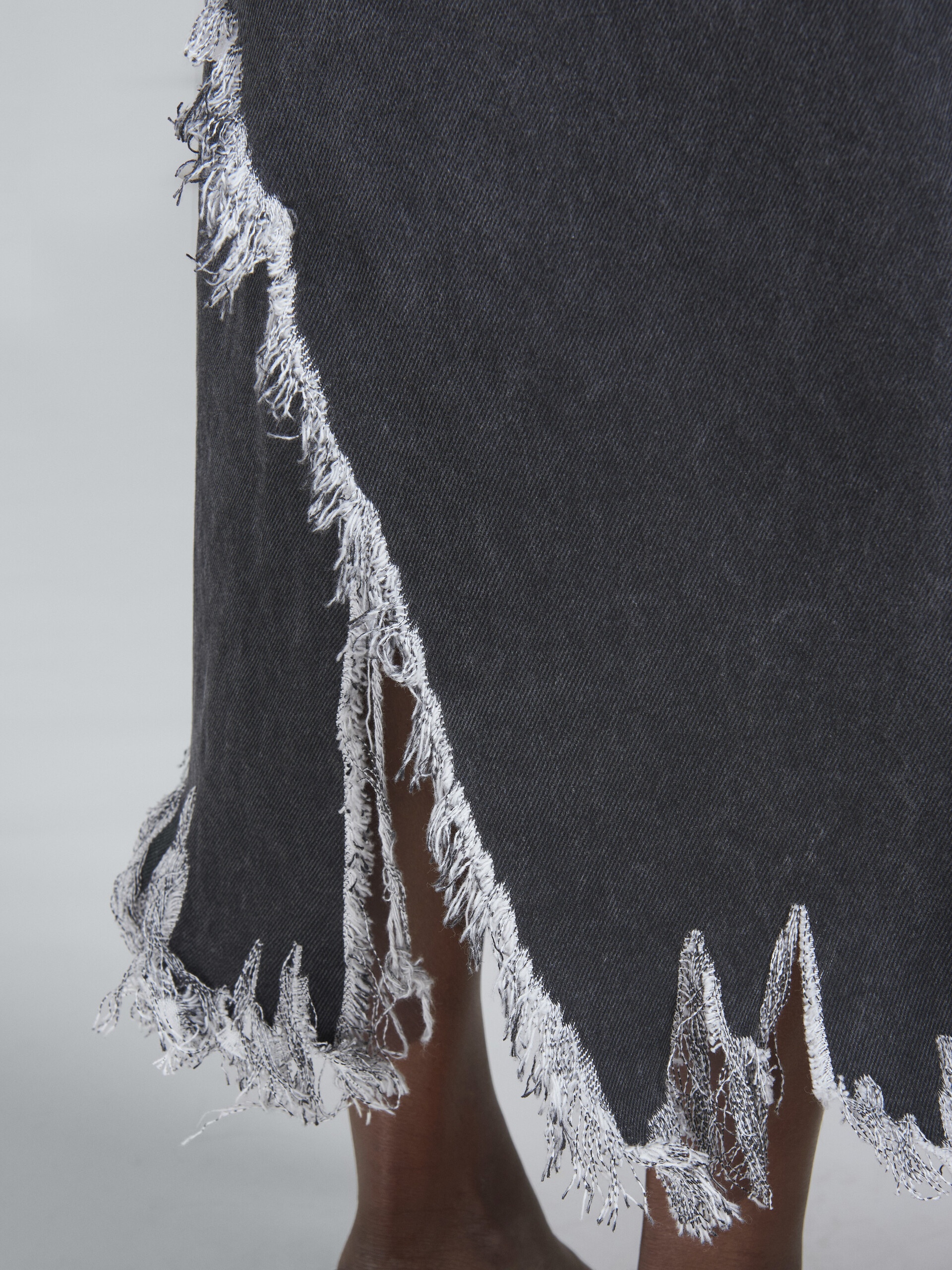 GREY DENIM SKIRT WITH FRAYED HEM - 4