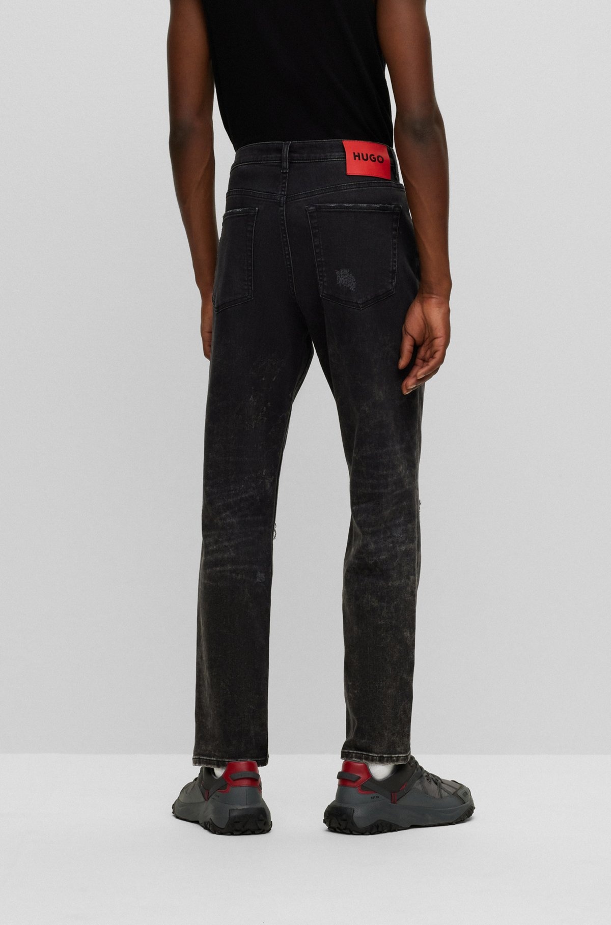 TAPERED-FIT JEANS IN BLACK COMFORT-STRETCH DENIM - 4