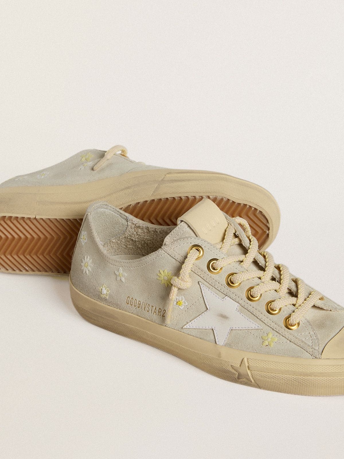 Women’s V-Star in ice-gray suede with white leather star and floral embroidery - 3