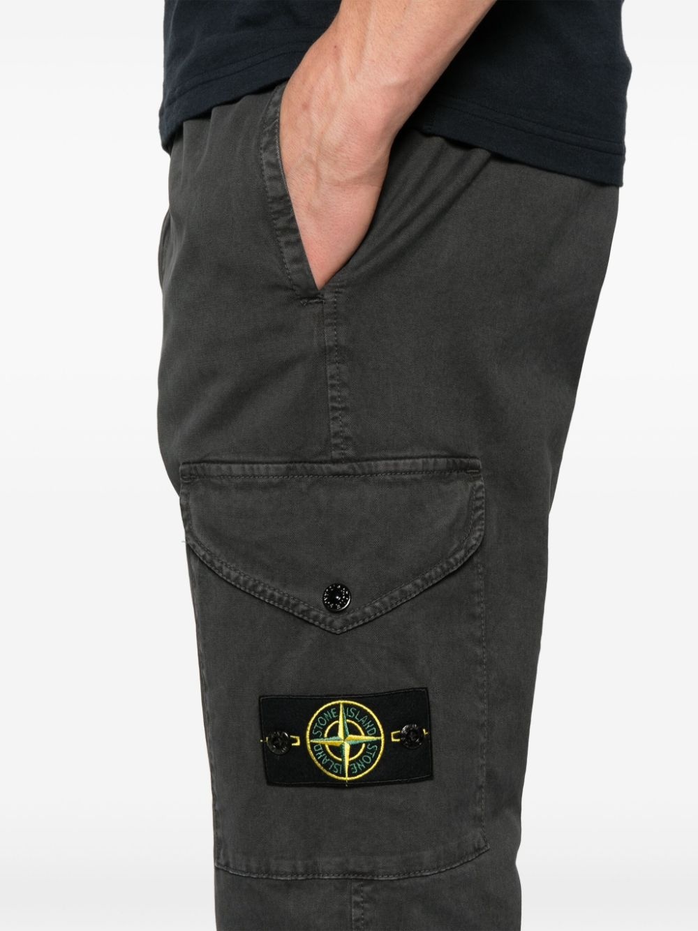 Compass-badge cargo trousers - 5