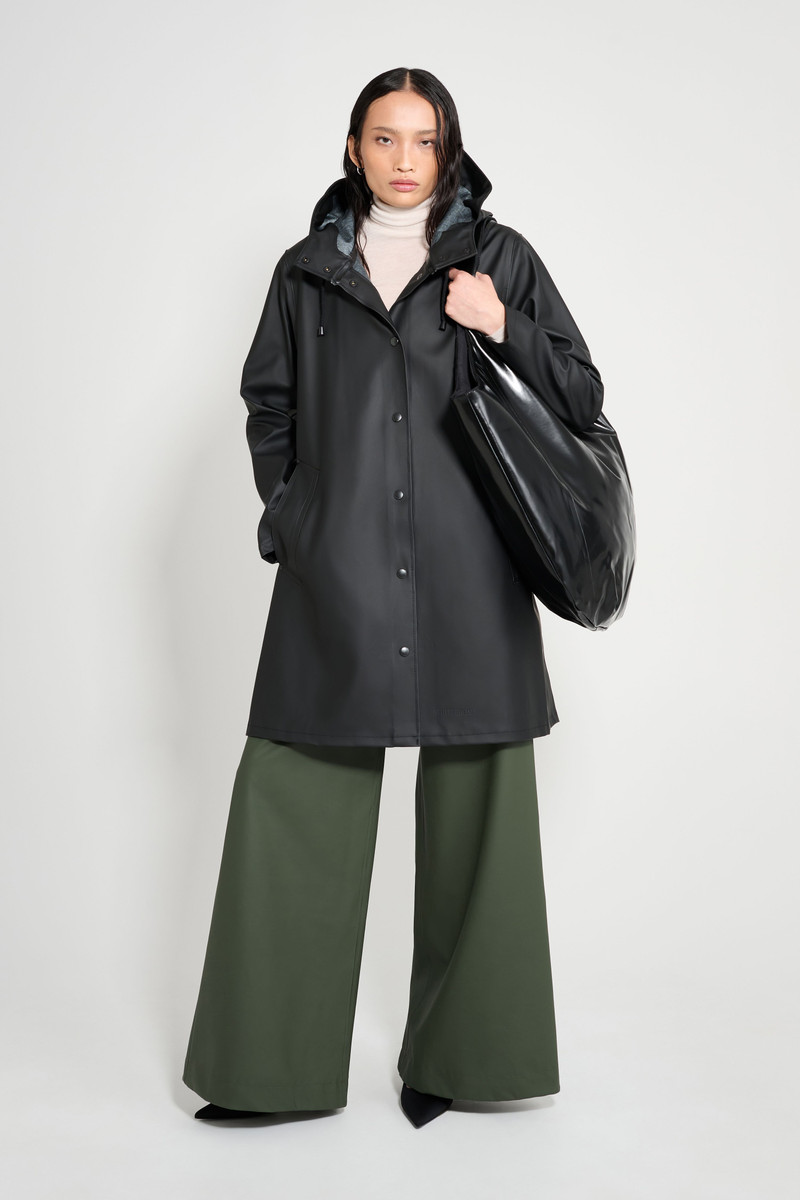 Stutterheim Black Raincoat for Women - Mosebacke outlook