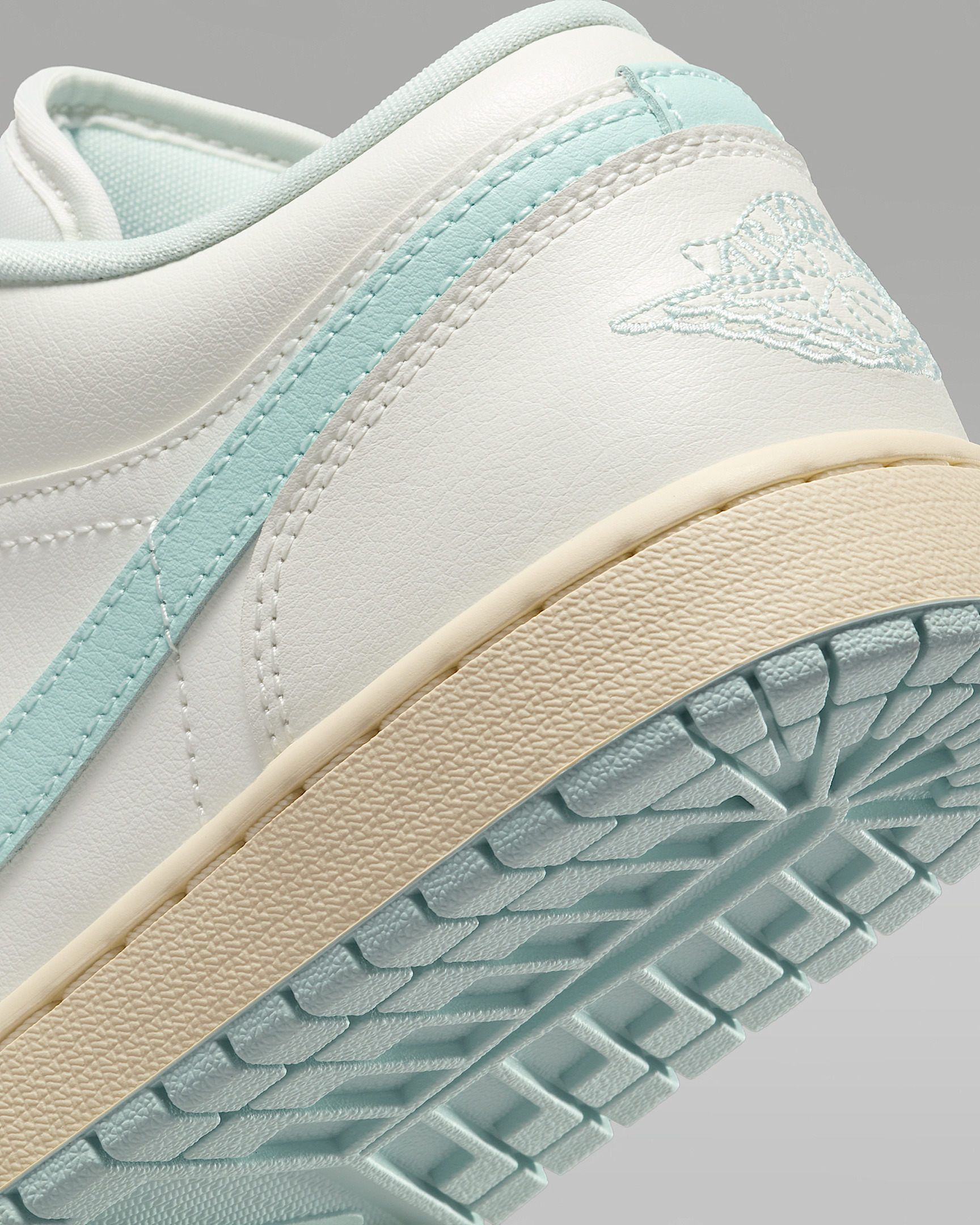 Air Jordan 1 Low Women's Shoes - 8