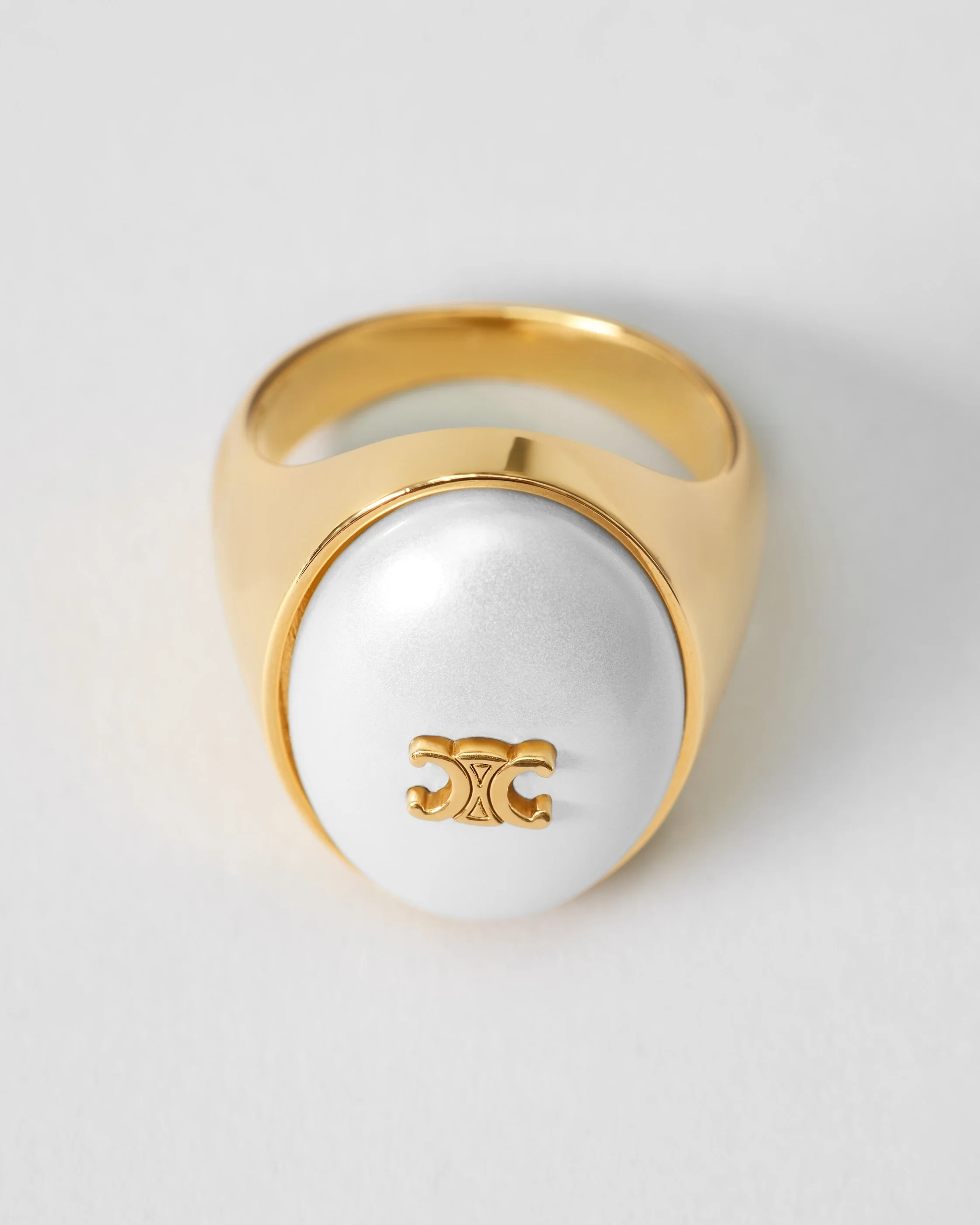 LES PERLES OVAL RING IN RESIN PEARL AND BRASS WITH GOLD FINISH - 1