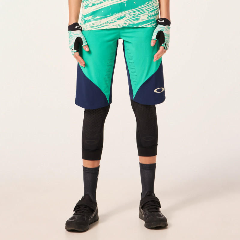 W. Seeker Airline Short 3