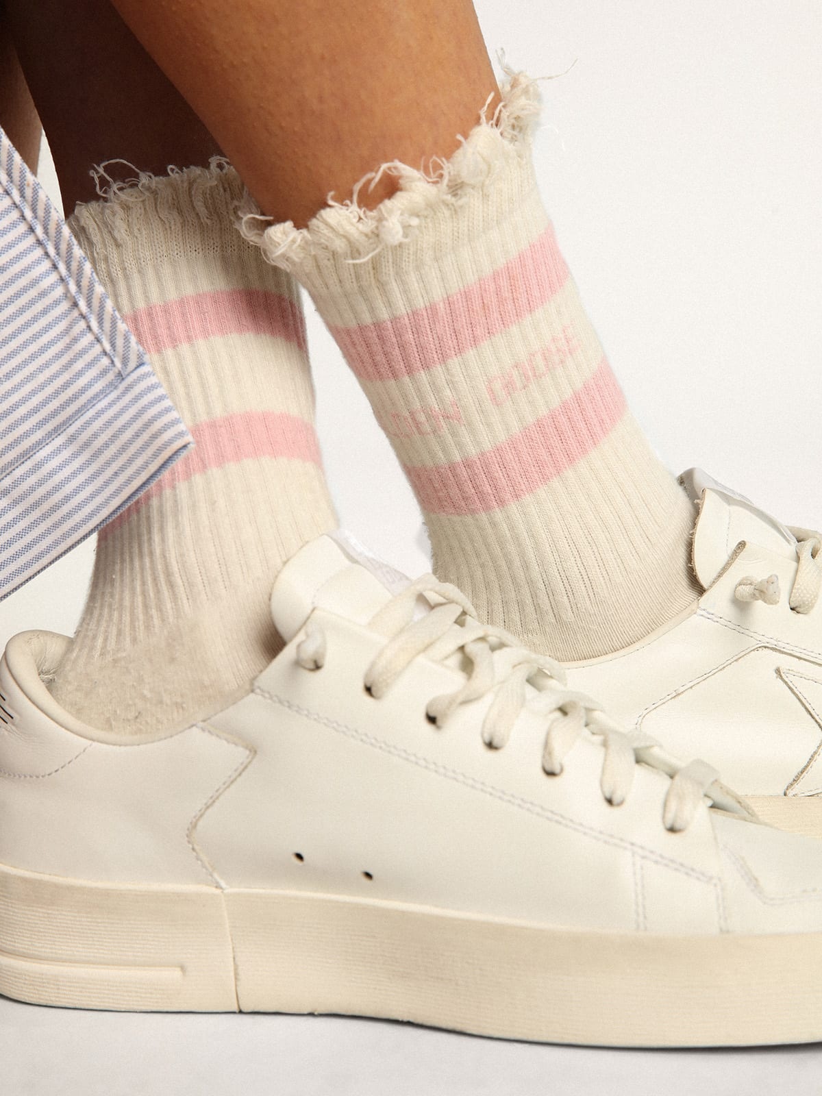 Distressed-finish white socks with baby-pink logo and stripes - 3