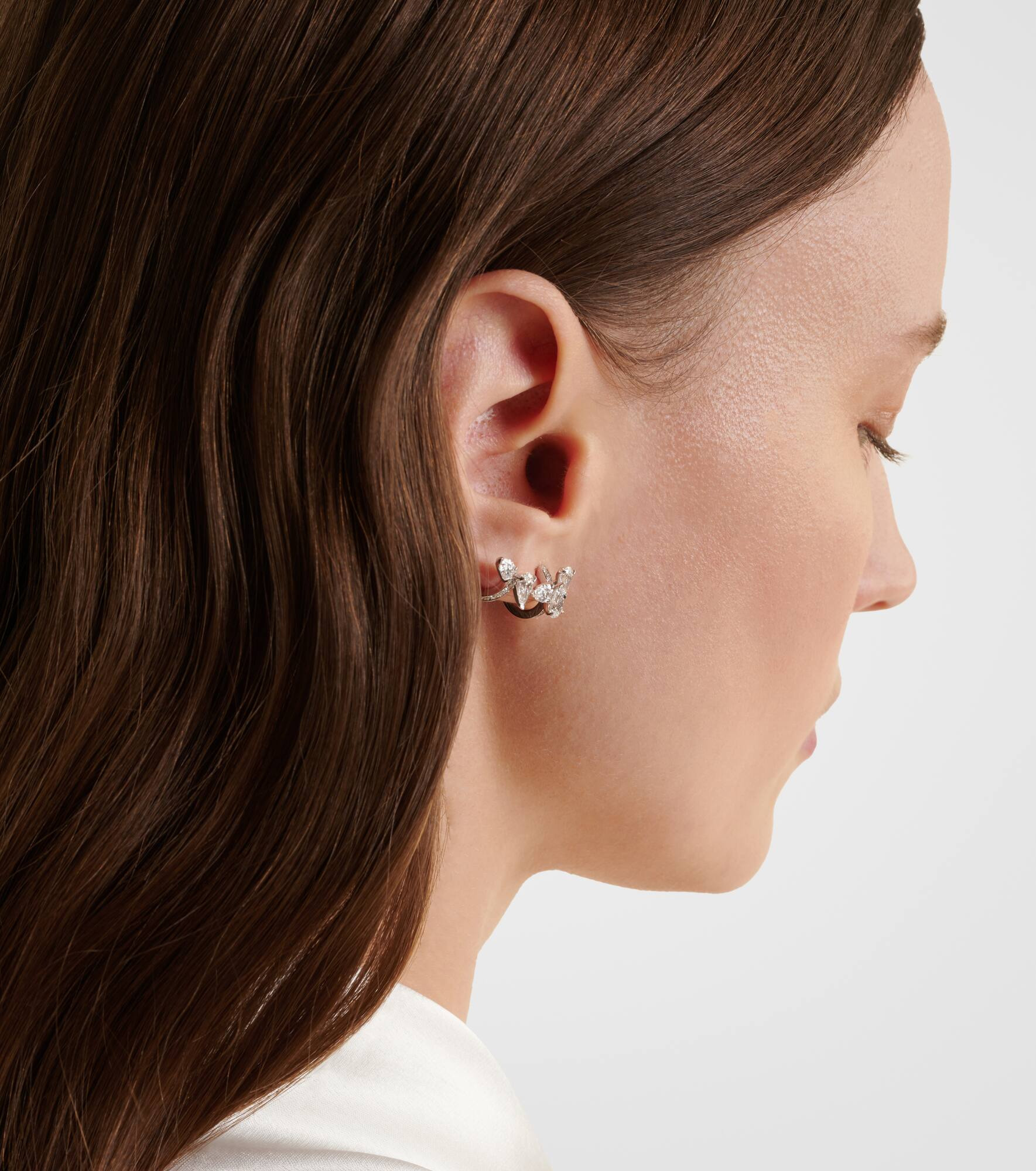 Serti Sur Vide 18kt white gold single ear cuff with diamonds - 3