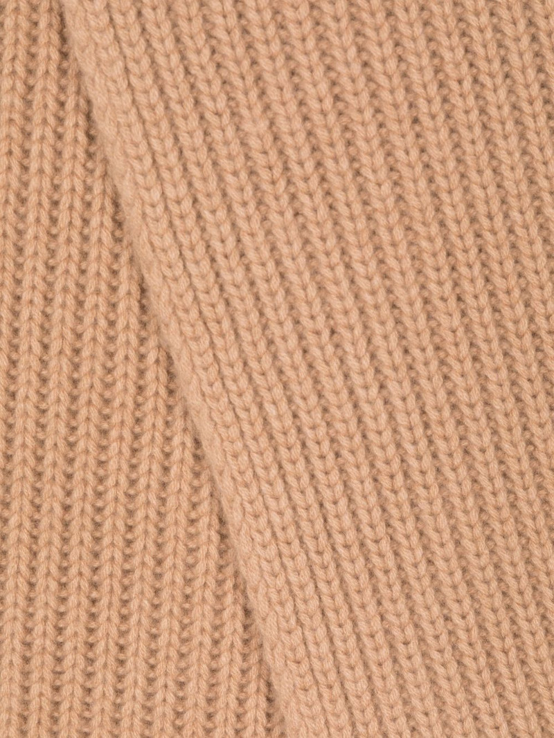 GUCCI GG-plaque ribbed scarf outlook