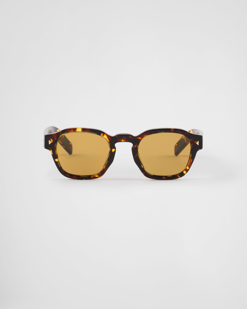 Sunglasses with iconic metal plaque 1