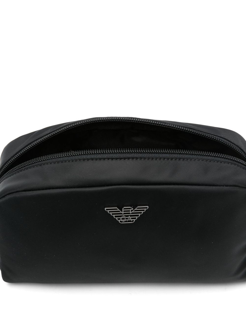 logo-plaque wash bag 3