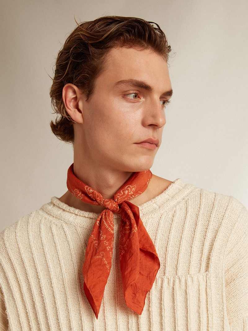 Rust-colored scarf with dotted paisley pattern 3