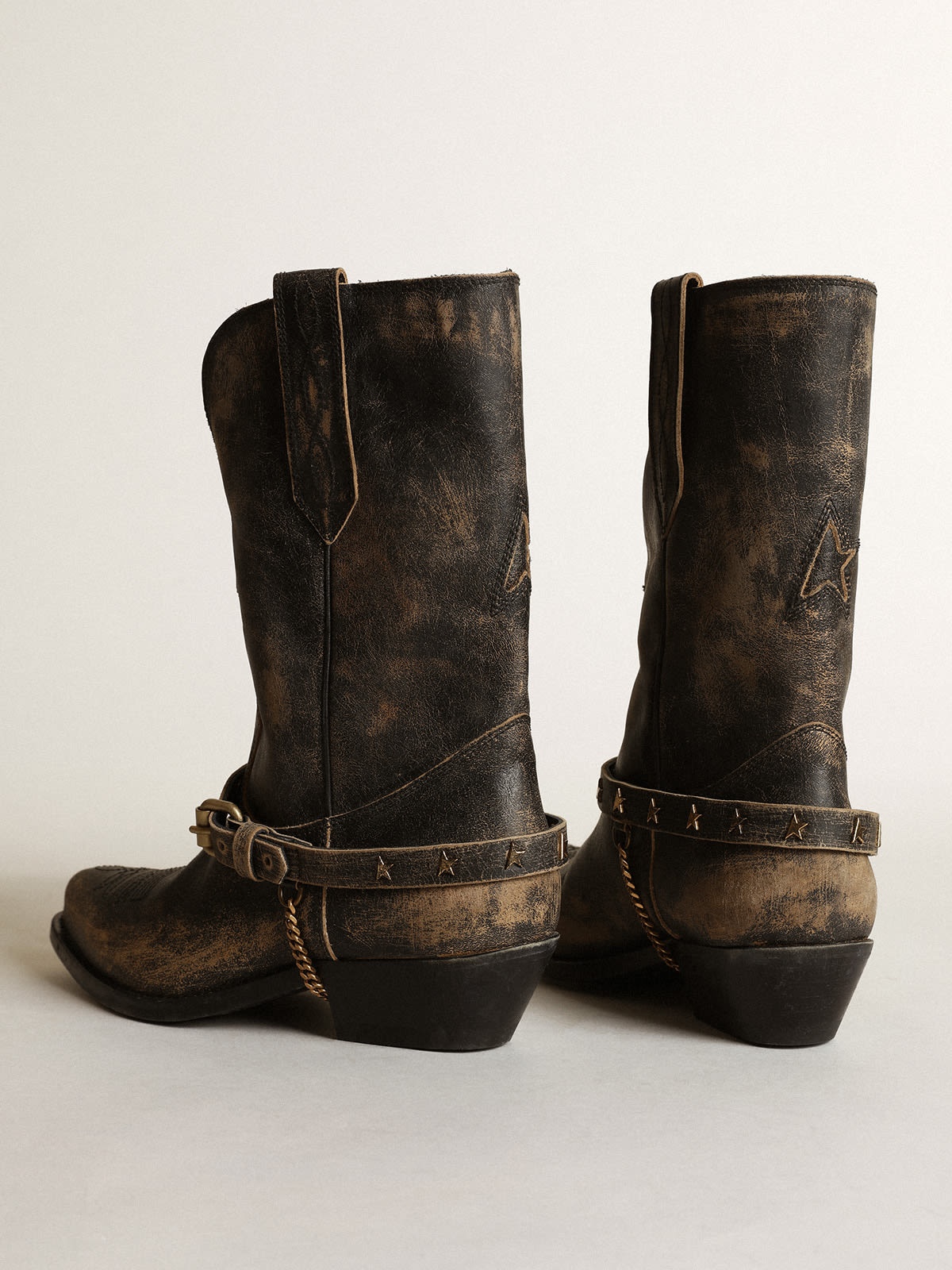 Women's low boots in glossy black leather with chain - 5