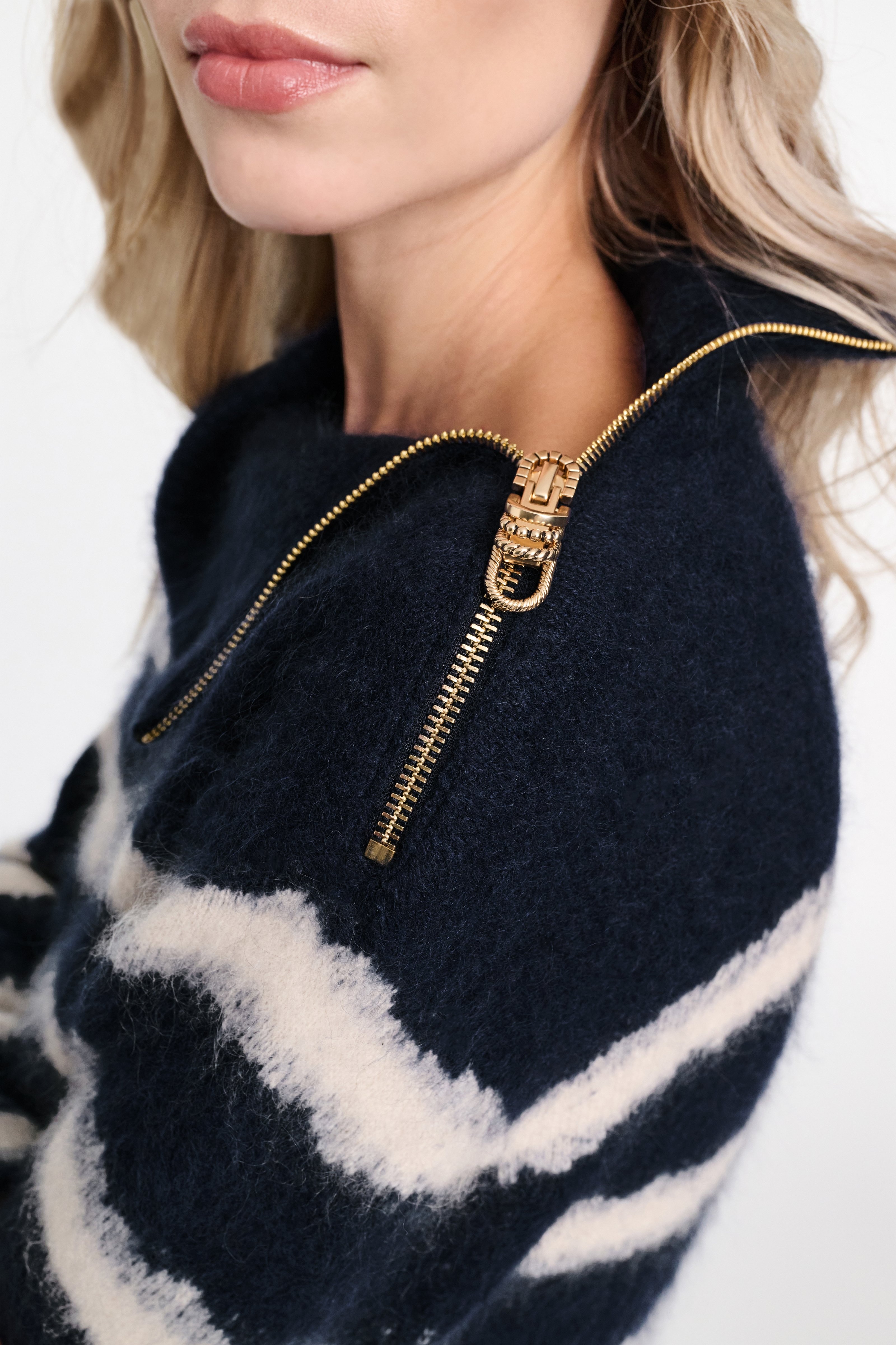 FLUFFY STATEMENTS pullover - 6