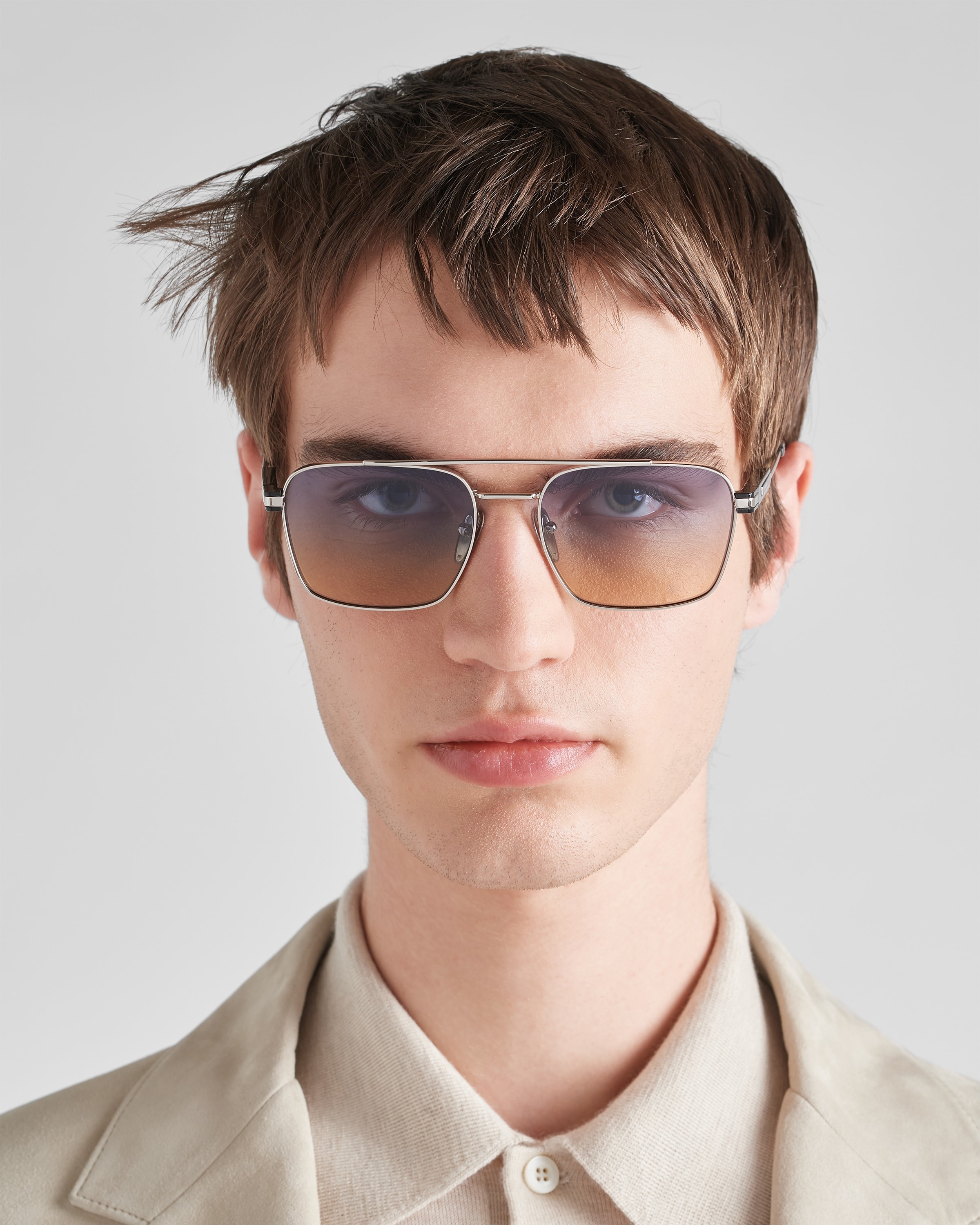 Sunglasses with iconic metal plaque - 6