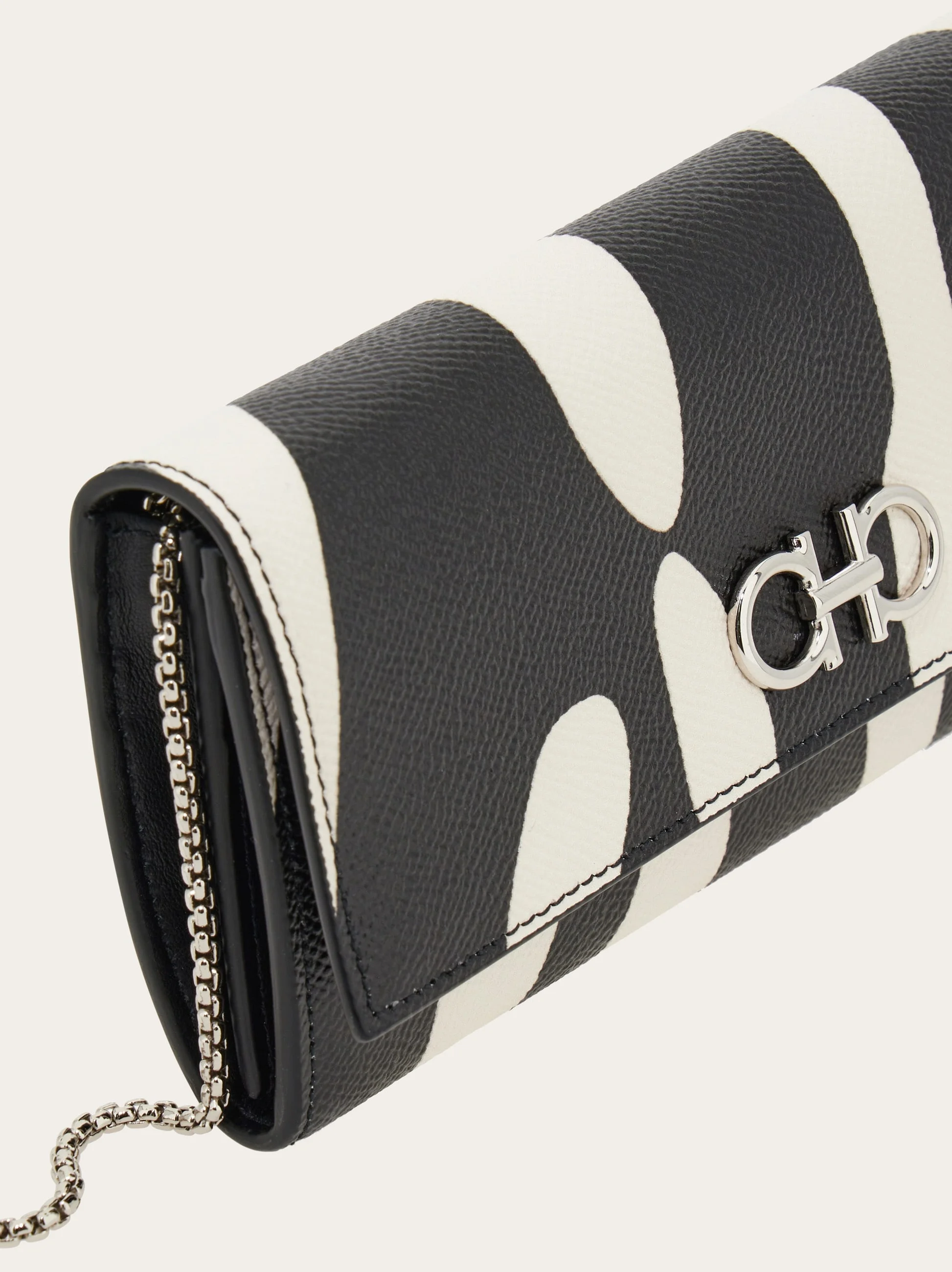 FERRAGAMO Gancini wallet with chain - 220636 789885 | REVERSIBLE