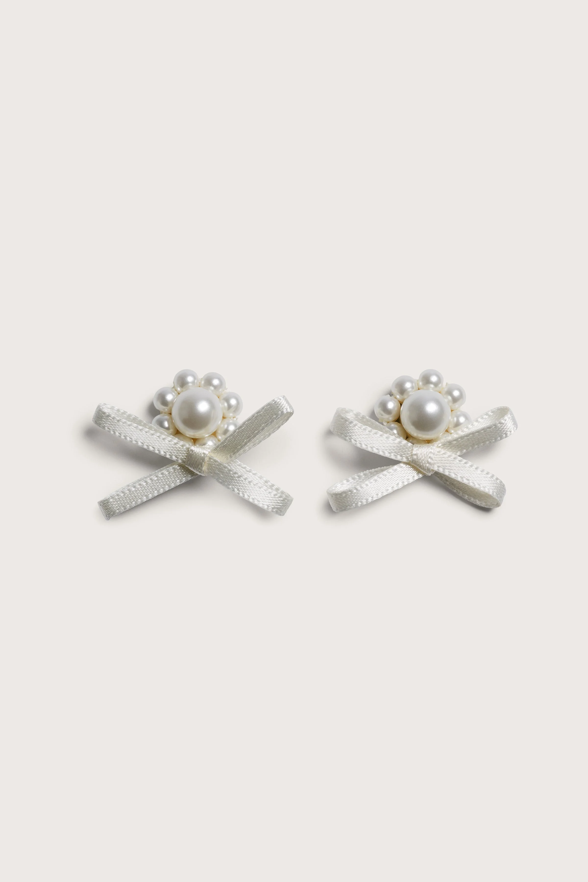 Petite Bow Daisy Stud Earrings - 1