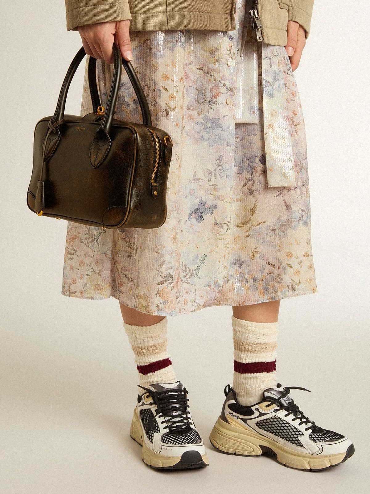 Vita Bag in black distressed leather with gold details - 3