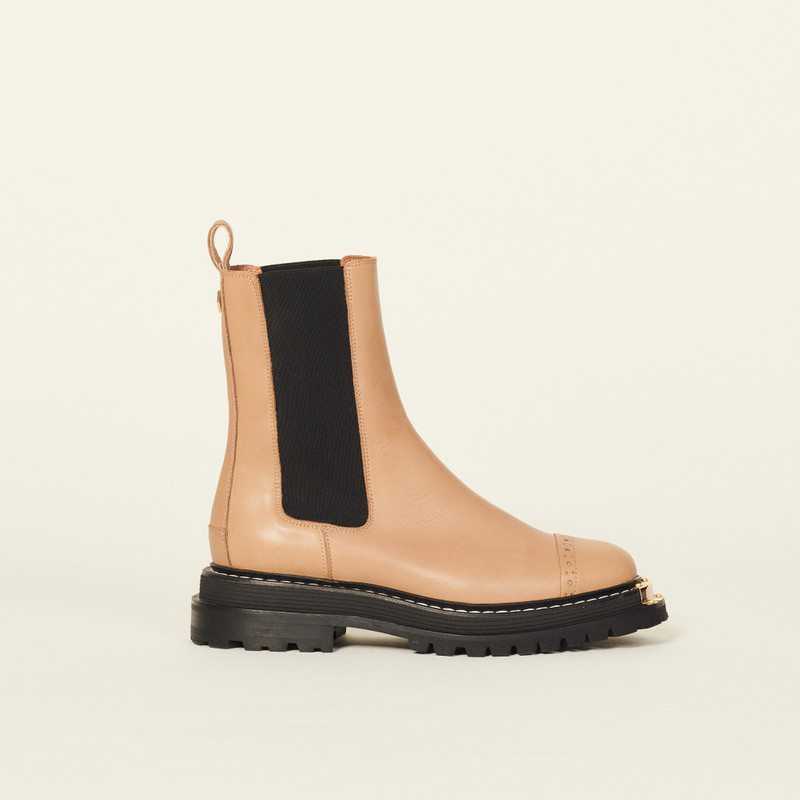 Ankle boots with notched sole 3