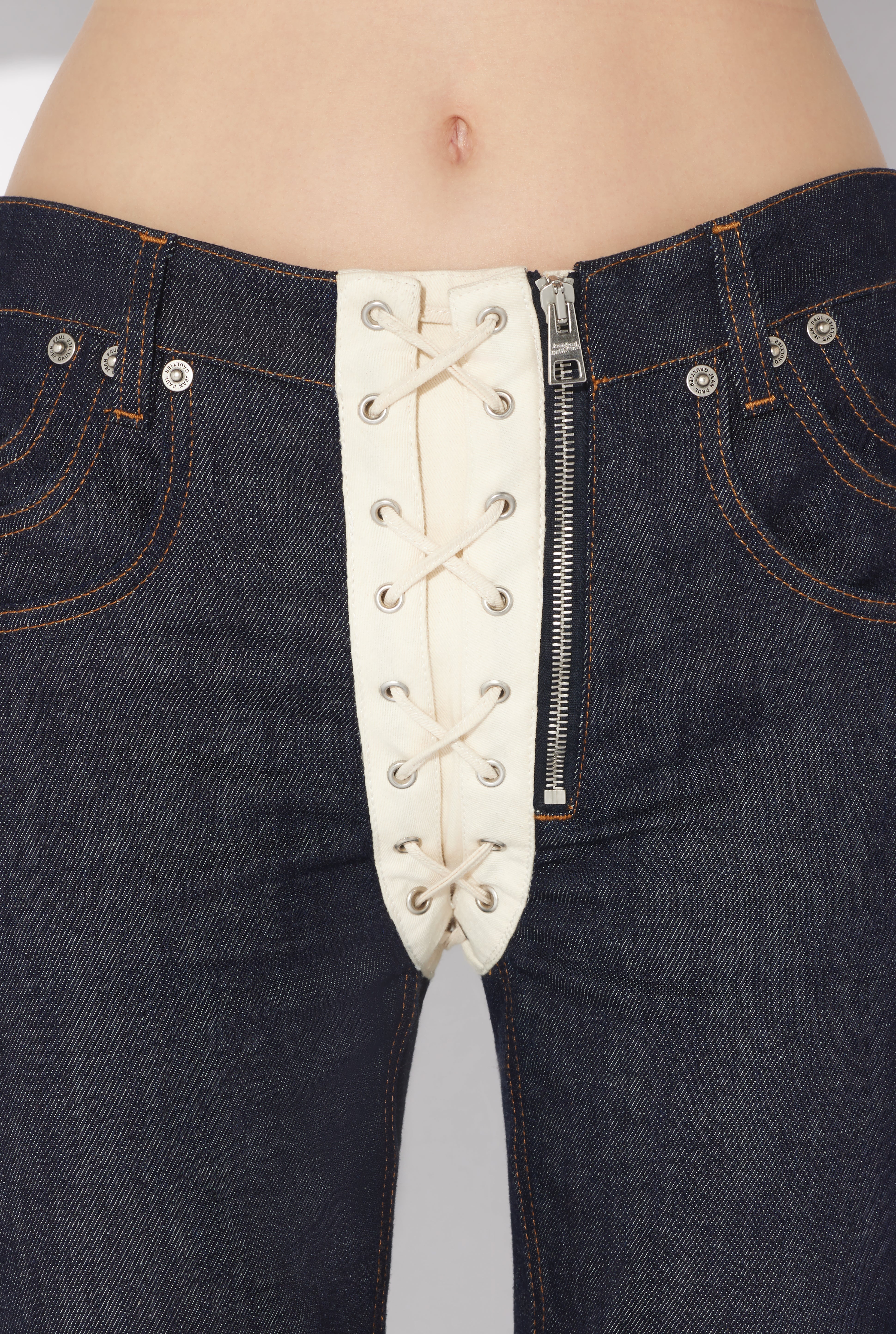 THE CONTRASTING LACE-UP DENIM JEANS - 4