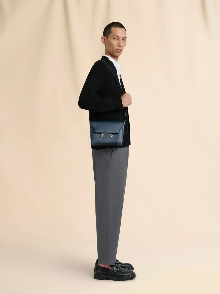 DEEP BLUE LEATHER TRUNKAROO MEDIUM SHOULDER BAG - 2