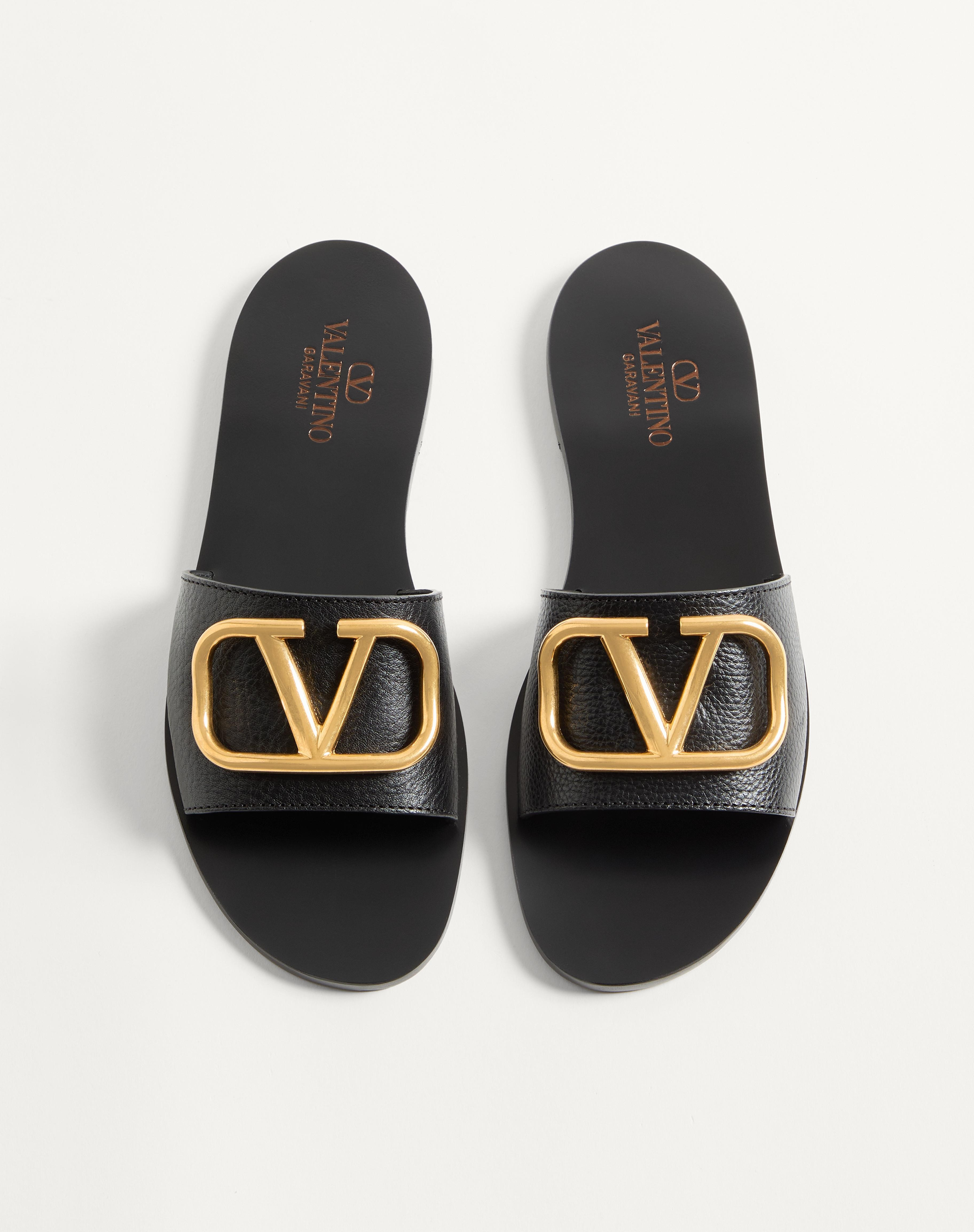 VLOGO SIGNATURE SLIDE SANDAL IN GRAINY COWHIDE WITH ACCESSORY - 4