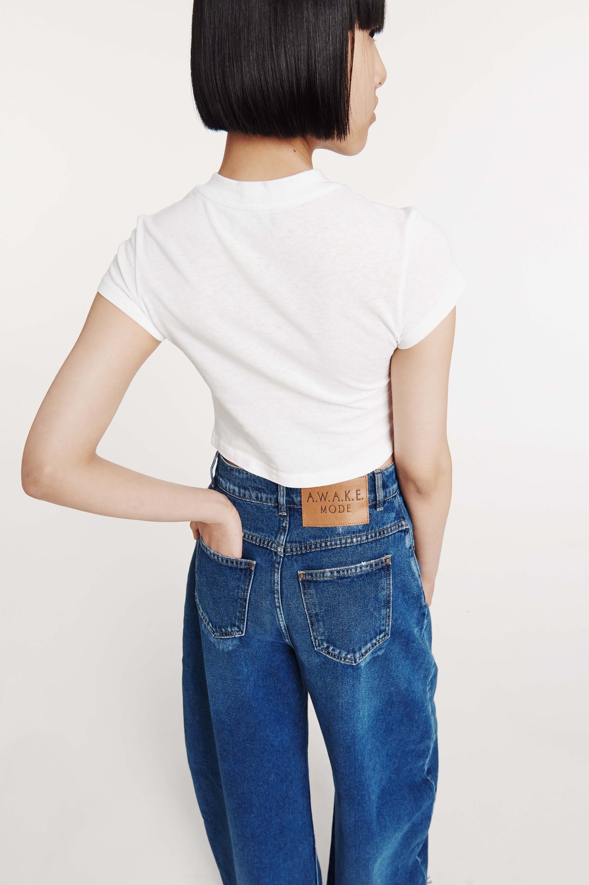 CROPPED FITTED T-SHIRT WITH LIP APPLIQUE WHITE - 4