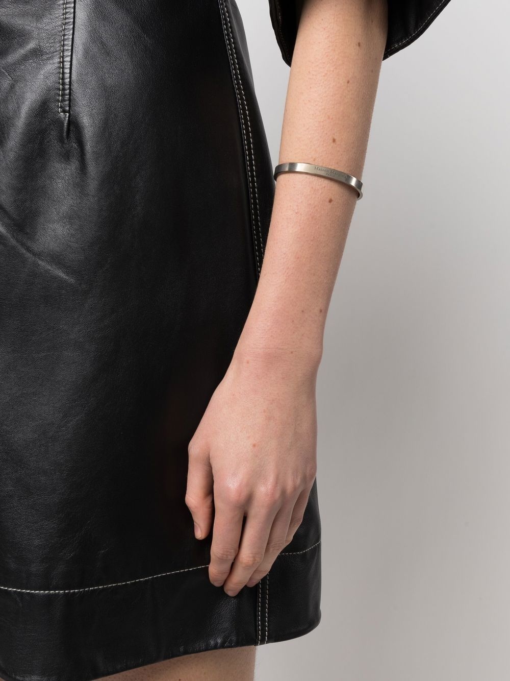 logo-engraved cuff bracelet - 2